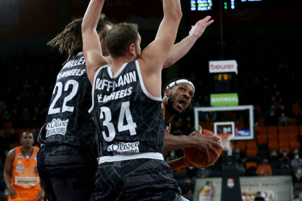 许多评论指 许多评论指